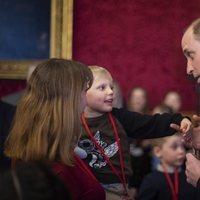 El Príncipe Guillermo con un niño en una recepción en St James Palace
