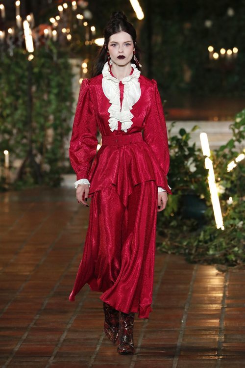 Conjunto rojo con chorreras otoño/ invierno 2020 de Rodarte