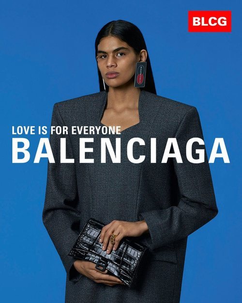 Traje gris con maxi hombreras de la colección primavera/verano 2020 de Balenciaga