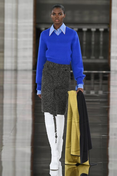 Jersey de punto azul combinado con falda y botas otoño/ invierno 2020 de Victoria Beckham