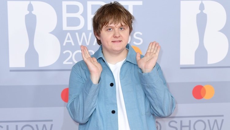 Lewis Capaldi en la alfombra roja de los Brit Awards 2020