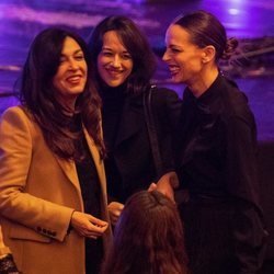 Eva González, divirtiéndose con unas amigas en de concierto de Vanesa Martín en el Teatro Real de Madrid