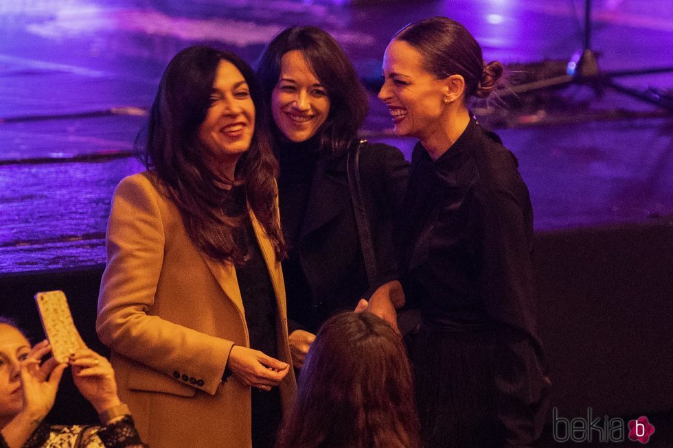 Eva González, divirtiéndose con unas amigas en de concierto de Vanesa Martín en el Teatro Real de Madrid