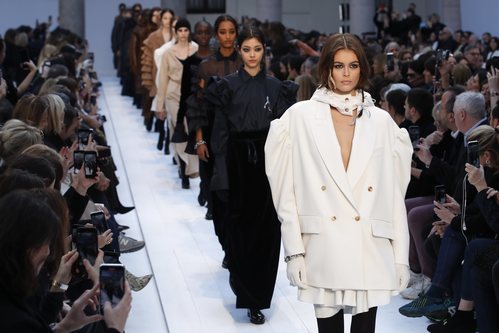 Abrigo blanco desfile Max Mara otoño/invierno 2020-2021