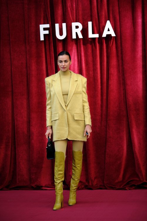 Irina Shayk asiste al desfile de Furla 2020 en Milán