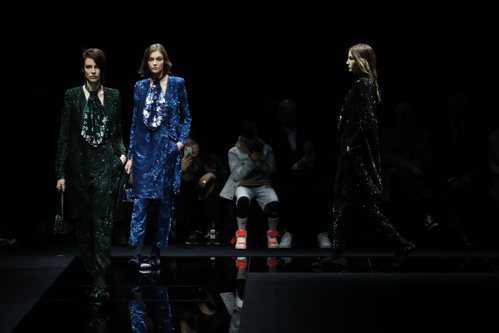 Vestidos vibrantes otoño/invierno 2020-2021 de Armani