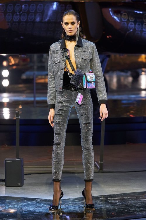 Dos piezas vaquero cubierto de incrustaciones brillantes de la colección otoño/invierno 2020-2021 de Phillip Plein