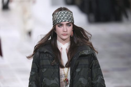 Estilo tomboy combinado con abrigo de camuflaje otoño/ invierno 2020-2021 Dior