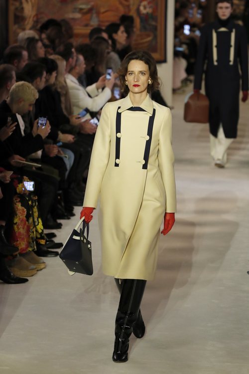 Abrigo de doble botonadura y botas de piel otoño/ invierno 2020-2021 Lanvin