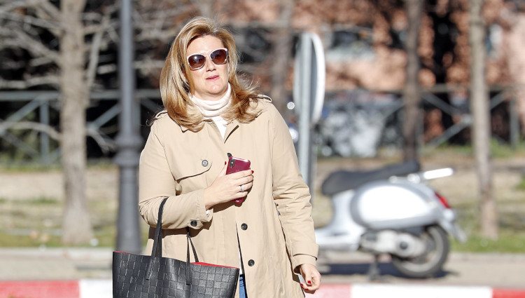 Carlota Corredera llegando a la capilla ardiente del padre de Víctor Sandoval