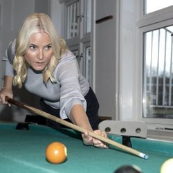 La Princesa Mette-Marit de Noruega jugando al billar
