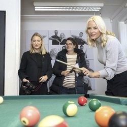 La Princesa Mette-Marit jugando al billar en un acto oficial