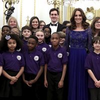 Kate Middleton con unos niños de Place2Be en la gala de su 25 aniversario en Buckingham Palace