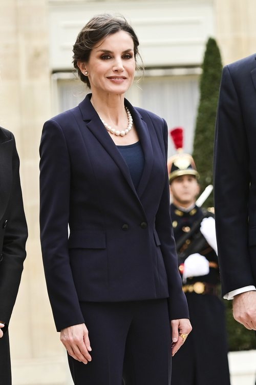 La Reina Letizia con un total look azul turquí en su visita oficial a París