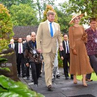 Los Reyes de Holanda durante su visita a Indonesia