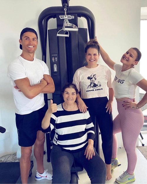 Cristiano Ronaldo haciendo deporte con su madre Dolores Aveiro y sus hermanas