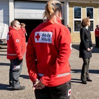 Máxima de Holanda agradeciendo la labor de la Cruz Roja de Loenen