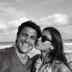 Álex González y Blanca Bleis haciéndose un selfie en una playa de Cancún