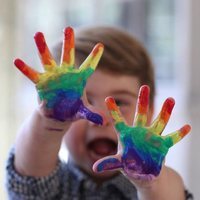 El Príncipe Luis con las manos llenas de pintura de colores