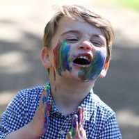 El Príncipe Luis con la cara llena de pintura de colores