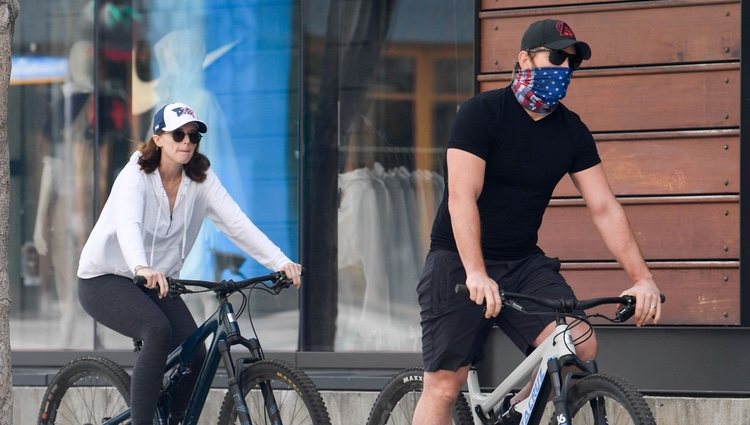 Chris Pratt y Katherine Schwarzenegger montando en bici en Los Ángeles