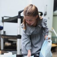 La Princesa Carlota cogiendo bolsas de comida para entregar a personas mayores