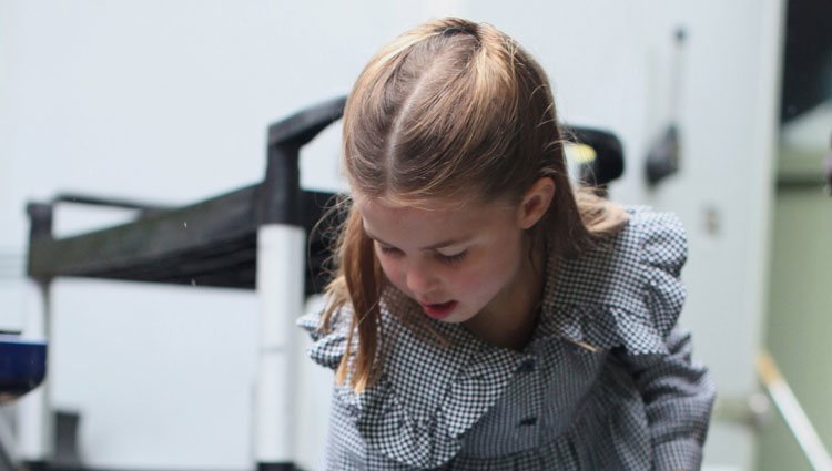 La Princesa Carlota cogiendo bolsas de comida para entregar a personas mayores