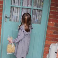 La Princesa Carlota llamando a una puerta para entregar comida durante el confinamiento