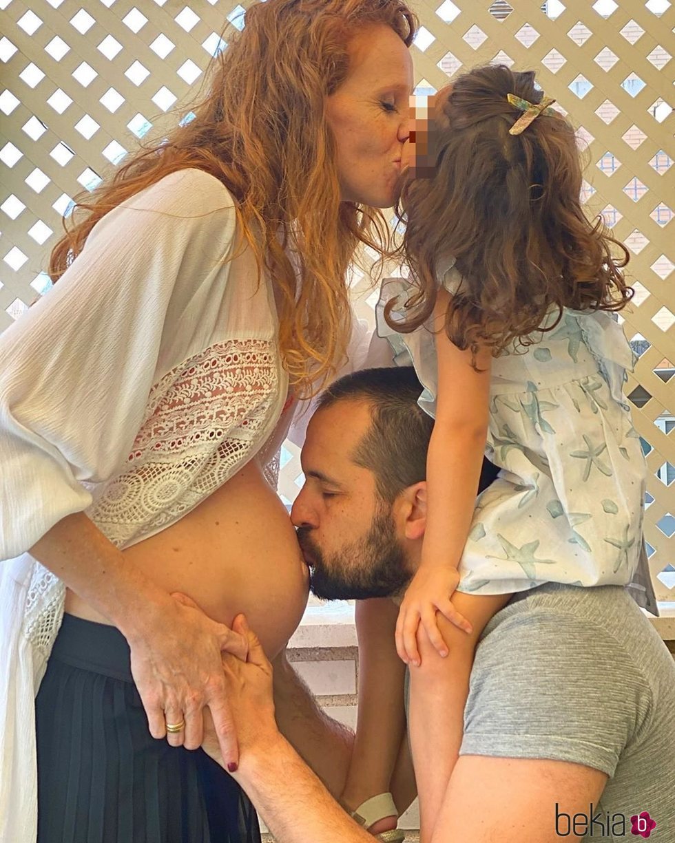María Castro junto a su marido y su hija anunciando su segundo embarazo