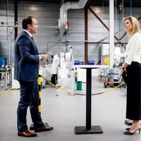 La Reina Máxima de Holanda visitando una fábrica de mascarillas