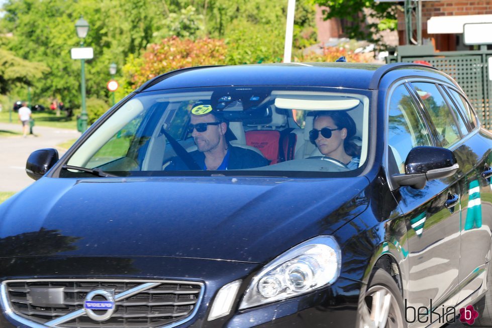 Alessandro Lequio y María Palacios llegando a casa de Ana Obregón