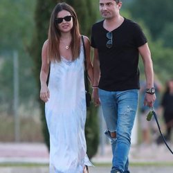 Alexia Rivas y Alfonso Merlos paseando con el perro