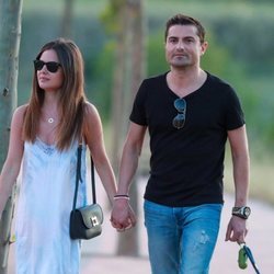 Alfonso Merlos y Alexia Rivas paseando de la mano