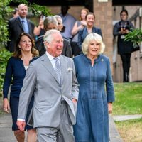 El Príncipe Carlos y Camilla Parker visitan un hospital tras el confinamiento