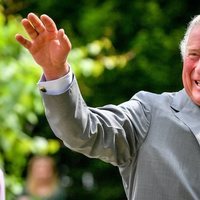 El Príncipe Carlos visita un hospital tras el confinamiento