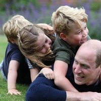 El Príncipe Guillermo tumbado con sus hijos, George, Louis y Charlotte, en unas fotografías inéditas por su 38 cumpleaños