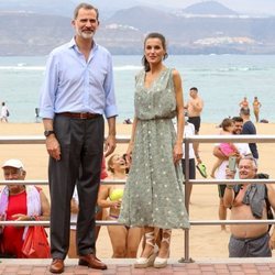 Los Reyes Felipe y Letizia en el paseo marítimo de la playa de Las Canteras de Las Palmas de Gran Canaria