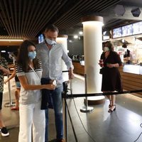 La Reina Letizia muestra su entrada de cine en Madrid
