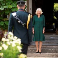 Camilla Parker recibiendo el cargo de Coronel en Jefe del Regimiento 'Los Rifles'