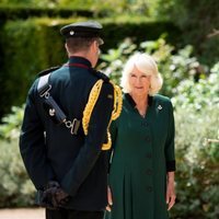 Camilla Parker Bowles recibiendo el cargo de Coronel en Jefe del Regimiento 'Los Rifles'