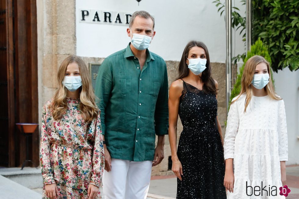 Los Reyes Felipe y Letizia en la puerta del Parador de Mérida junto a sus hijas la Princesa Leonor y la Infanta Sofía