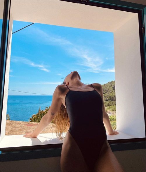 Aitana con el bañador line onepice en color negro de Ônne Swimwear