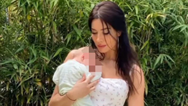 Pilar Rubio con su hijo Máximo Adriano en brazos