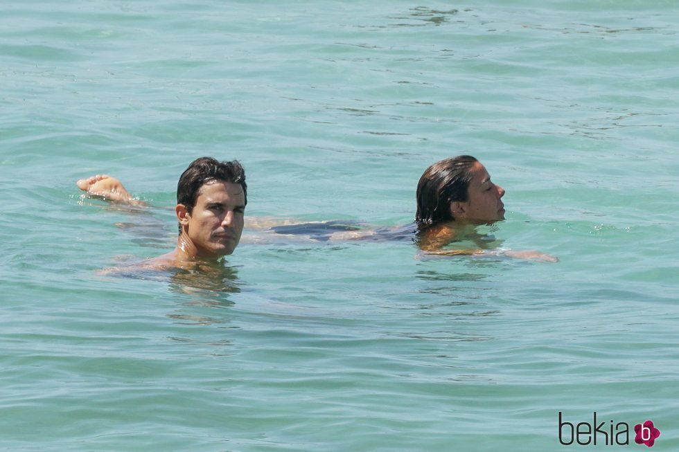 Álex González con una amiga en una playa de Formentera