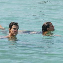Álex González con una amiga en una playa de Formentera