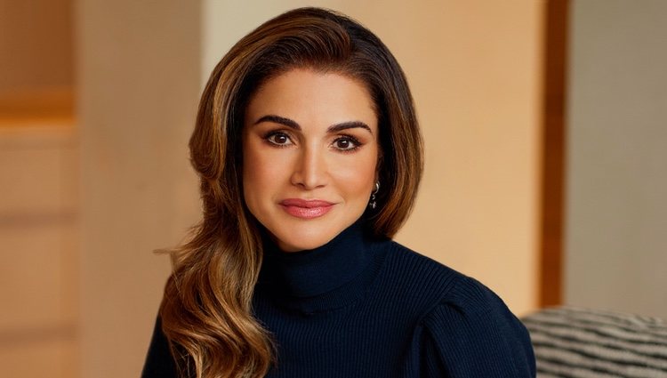 Rania de Jordania, posando de manera informal con motivo de su 50 cumpleaños