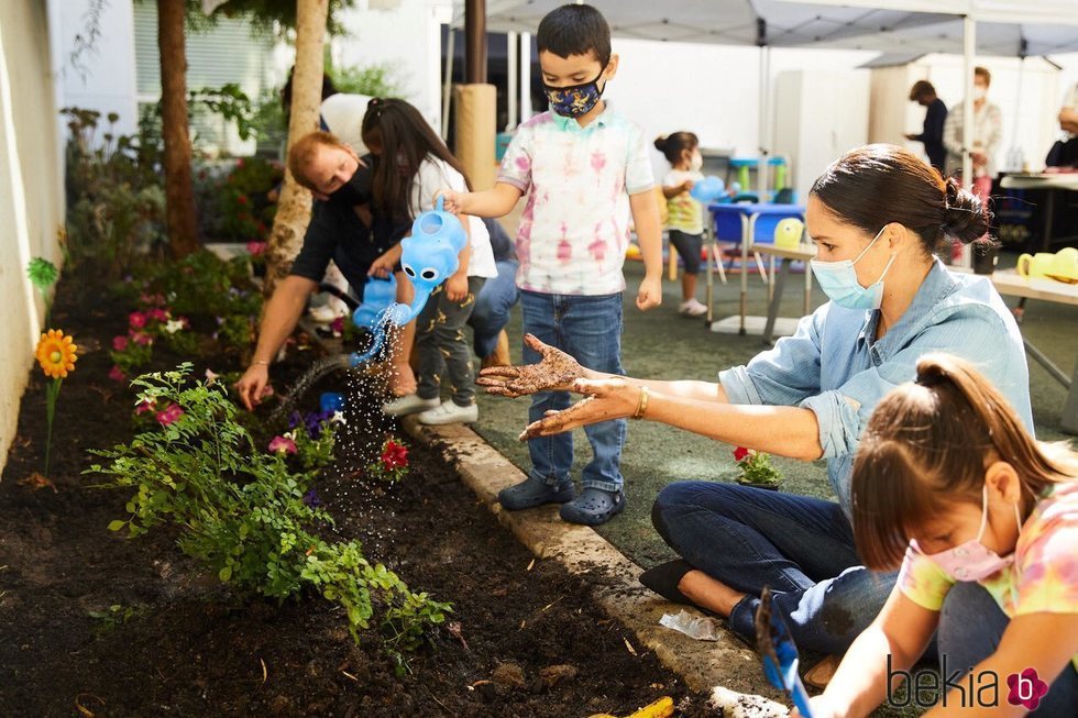 El Príncipe Harry y Meghan Markle durante la plantación de flores en Preschool Learning Center de Los Angeles