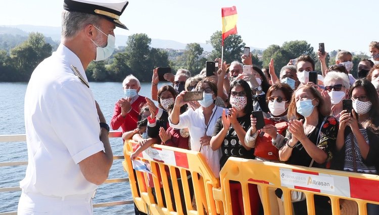 El Rey Felipe saludando a los vecinos de Tui en su visita a la Comandancia Naval del Miño