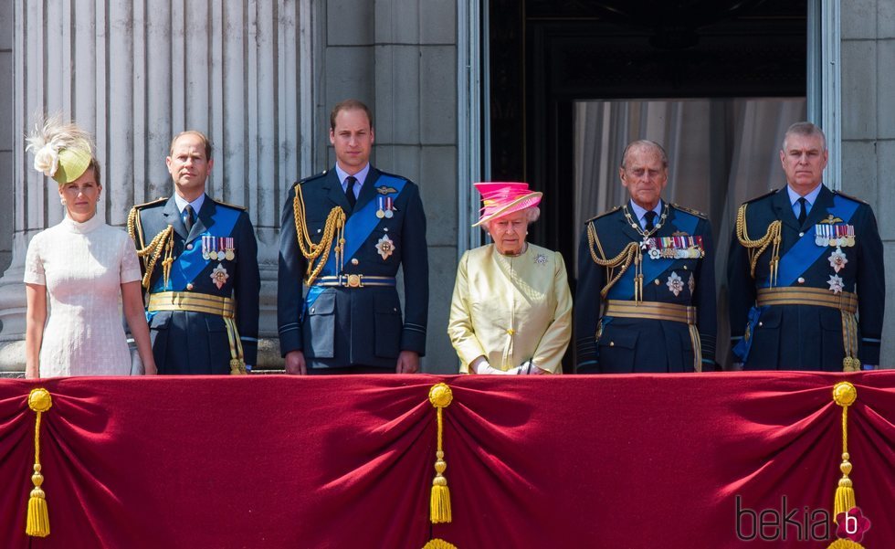 La Reina Isabel, el Duque de Edimburgo, el Príncipe Guillermo, el Príncipe Andrés, el Príncipe Eduardo y Sophie Rhys-Jones