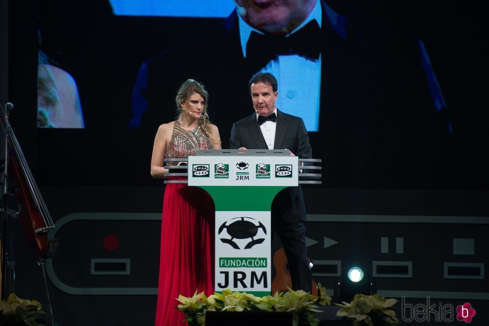 José Ramón de la Morena con su novia en un evento de su fundación
